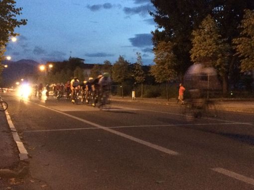 Un passaggio del gruppo sul traguardo di corso Alpi