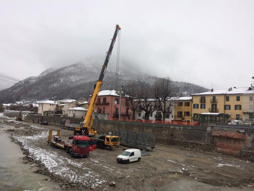 Garessio, in corso l'installazione della passerella provvisoria