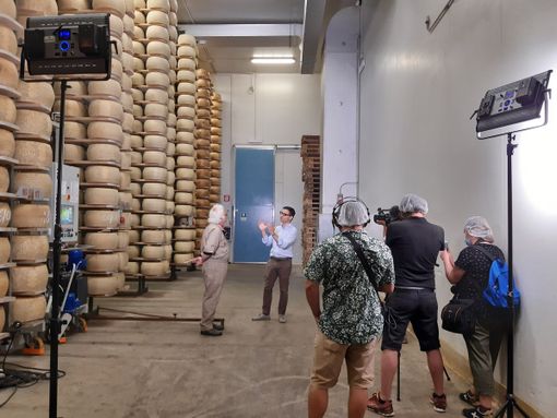 Patrizio Roversi visita l’azienda con sede a Genola Patrizio Roversi visita l’azienda con sede a Genola