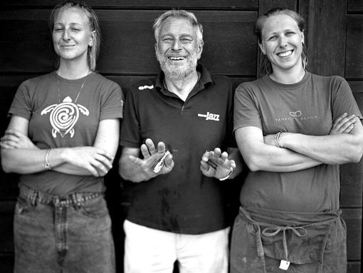 Giuseppe Rinaldi con le figlie - Foto dalla pagina Facebook dell'azienda