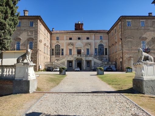 Il castello di Govone, sede del municipio Il castello di Govone, sede del municipio