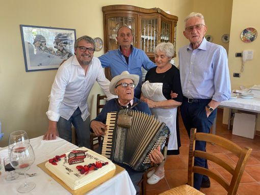 Brav'om, l'ultimo cantastoria della Langhe "Vistoda vicino" da Beppe Ghisolfi Brav'om, l'ultimo cantastoria della Langhe "Vistoda vicino" da Beppe Ghisolfi