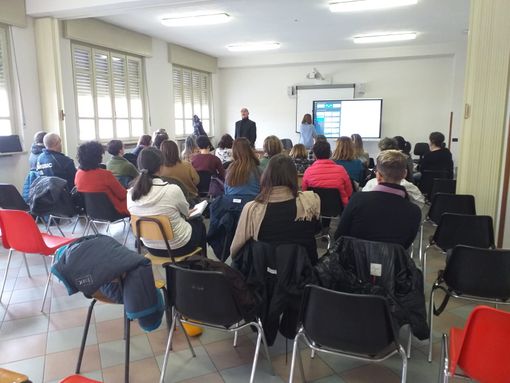 Il direttore del progetto "L'ora di lezione non basta" in visita all'I.C. di Revello