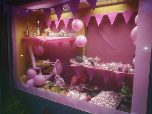 Anche la Pasticceria Tosello-Giordano saluta il passaggio del Giro d’Italia a Paesana Anche la Pasticceria Tosello-Giordano saluta il passaggio del Giro d’Italia a Paesana