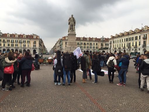Suonano in Piazza Galimberti contro la riforma dei licei musicali: la protesta dell'Ego Bianchi di Cuneo (Guarda il video)
