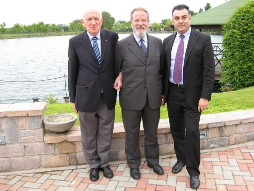 Da sinistra Aldo Bruno del Gruppo Anziani, al centro il pronipote di Westinghouse, alla destra Riggio Giovanni del Lago dei Salici.