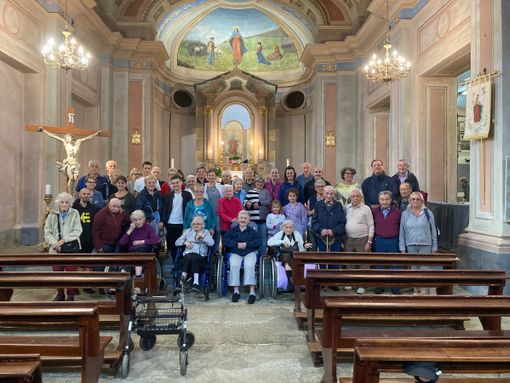 Gli ospiti della casa di riposo San Giuseppe di Sampeyre al Santuario di Valmala