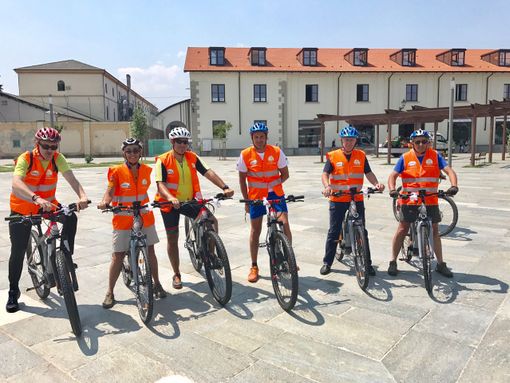 La delegazione costituita da ATL del Cuneese, Conitours, Comune di Cuneo e FIAB, in partenza di fronte alla Casa del Turismo a Cuneo