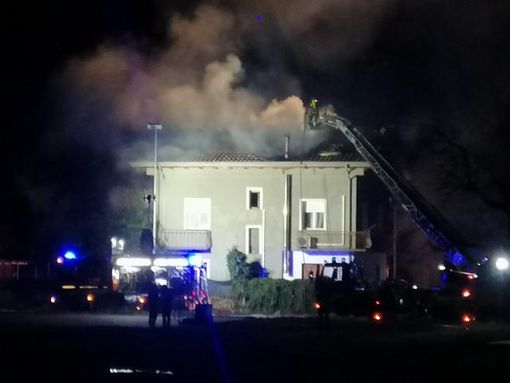 Fiamme in una casa privata di Carrù: quattro squadre dei vigili del fuoco sul posto [VIDEO]