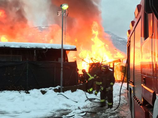 In fiamme il campeggio di Paesana, vigili del fuoco in azione per domare le fiamme (FOTO)