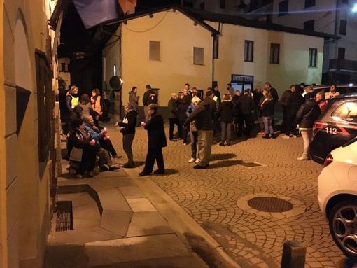 I membri del comitato cittadino di Monterosso Grana riuniti ieri sera nei pressi del comune