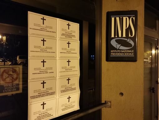 Morti aspettando la cassa integrazione, necrologi shock di CasaPound davanti alle sedi INPS della Provincia di Cuneo
