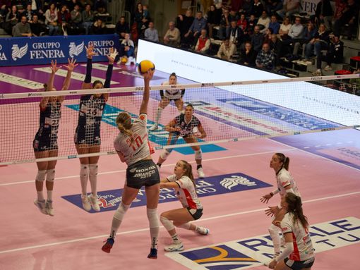 Un attacco dell'americana Kubik nella gara di andata a Chieri