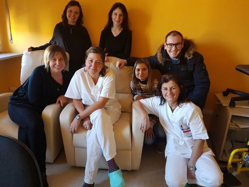 In alto da sinistra la socia Leo Martina Pasero, la socia Elisa Armando, la dottoressa Federica Gallarotti, la dottoressa Santina Merlino, la presidente LEO Elena Marino, il socio Daniele Armando e la coordinatrice Vilma Pansa