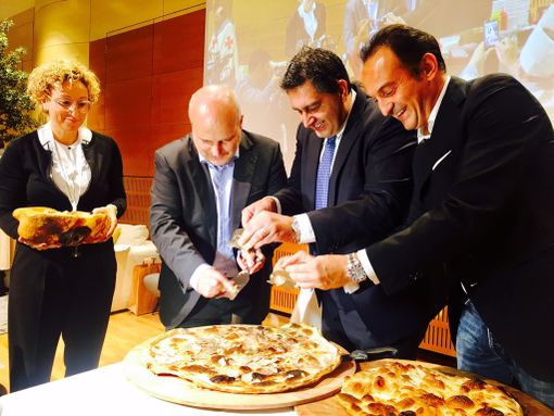Le immagini del "gemellaggio" tra tartufo d'Alba e focaccia di Recco
