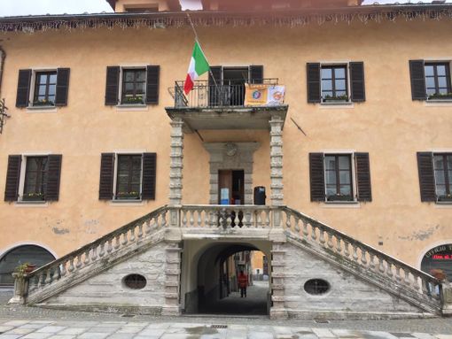 Il Municipio di Limone Piemonte senza la bandiera dell'UE