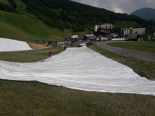 L'allestimento della pista a Limone Piemonte
