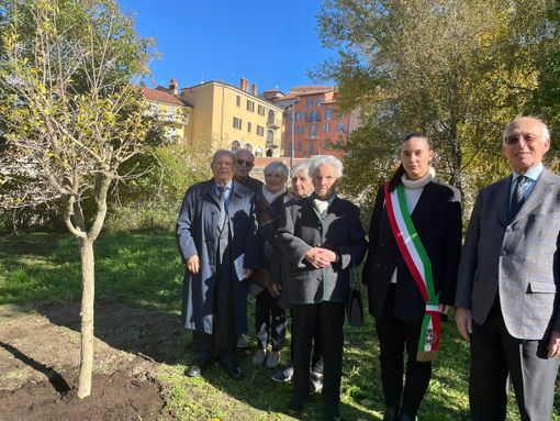Mondovì ricorda la famiglia Castagnino che salvò dalla deportazione Marco Levi, direttore della Ceramica Besio Mondovì ricorda la famiglia Castagnino che salvò dalla deportazione Marco Levi, direttore della Ceramica Besio