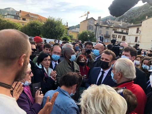 Macron, a Tende, assicura il sostegno dello Stato e comunica le prime misure. Dall’Italia giunge in primo carrello ferroviario in alta val Roya (Video, Foto)