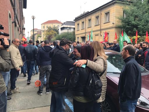 La rabbia e le lacrime dei lavoratori Mahle, l'azienda vuole chiudere gli stabilimenti di Saluzzo e La Loggia (VIDEO) La rabbia e le lacrime dei lavoratori Mahle, l'azienda vuole chiudere gli stabilimenti di Saluzzo e La Loggia (VIDEO)