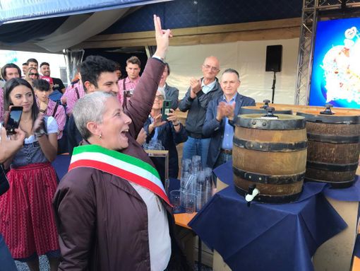 La grande sfilata e l'apertura della prima botte danno il via al Paulaner Oktoberfest Cuneo La grande sfilata e l'apertura della prima botte danno il via al Paulaner Oktoberfest Cuneo