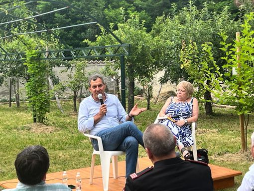 Ceva: grande successo per il primo appuntamento con “Un libro in giardino”