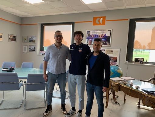 Mattia Gottardo tra il presidente di Cuneo Volley Gabriele Costamgana (a sx) ed il Direttore Generale Davide Bima