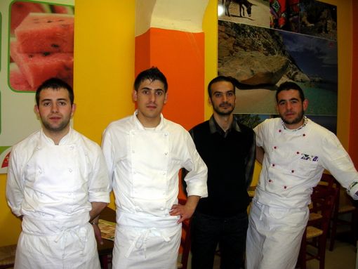 Mario Monni con lo staff della cucina
