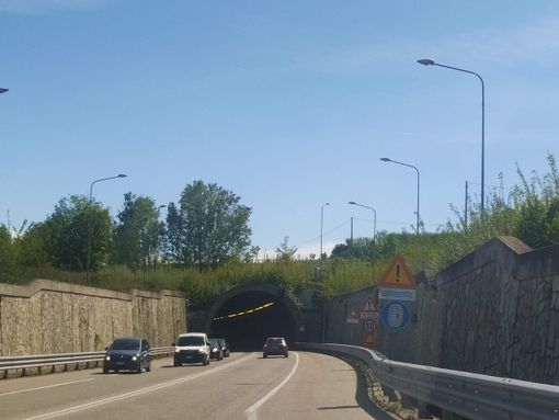 L'imbocco della galleria lungo la variante di Montà d'Alba L'imbocco della galleria lungo la variante di Montà d'Alba