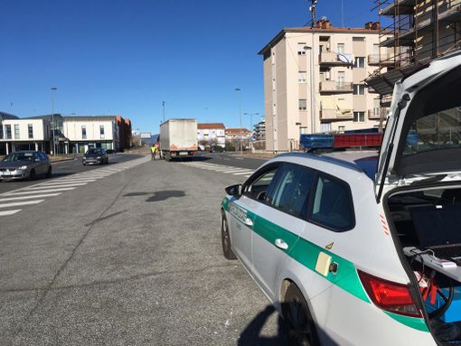 Gli agenti di polizia municipale di Mondovì con il sindaco Viglione (foto di repertorio)