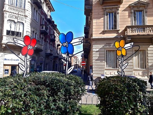 Una delle opere trafugate in un giardino di Torino