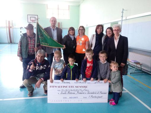 La consegna dei proventi alle scuole paesanesi La consegna dei proventi alle scuole paesanesi