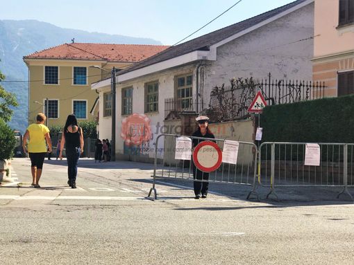 La Polizia locale chiude via Belloni per l'uscita degli alunni
