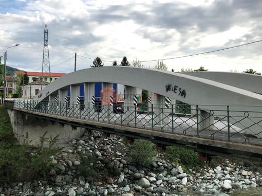 Il ponte sul Po di Paesana imbrattato dai vandali Il ponte sul Po di Paesana imbrattato dai vandali