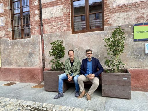 Al Quartiere di Saluzzo arrivano le panchine-fioriere in plastica riciclata Al Quartiere di Saluzzo arrivano le panchine-fioriere in plastica riciclata