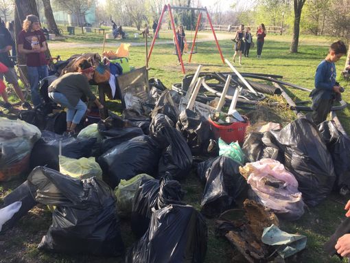 Due immagini dalla giornata ecologica di sabato scorso (dalla pagina Fb del Collettivo Mononoke)