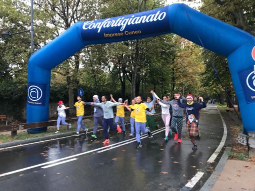 I primi a tagliare il traguardo della Pigiama Run. Nelle altre foto: alcuni momenti della manifestazione