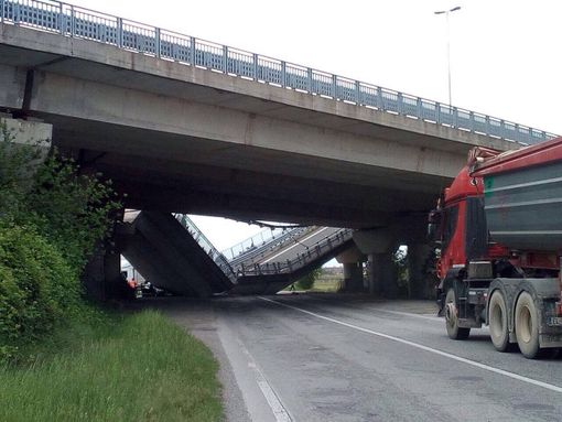 Il sindaco Sordella: "Non è accettabile un crollo di questo genere su di un ponte relativamente recente"