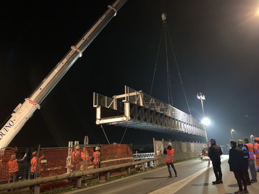 Posata nella notte la passerella ferroviaria a Fossano: dopo 4 lunghi anni ora l’opera è sistemata (FOTO e VIDEO)