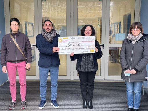Ad Alba la scuola Pertini vince per i suoi allestimenti floreali Ad Alba la scuola Pertini vince per i suoi allestimenti floreali