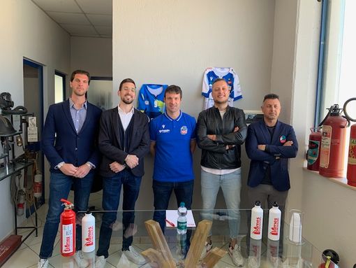 Il neco coach Matteo Battocchio con il presidente Costamagna e il dg Bima insieme con i titolari della Sames Il neco coach Matteo Battocchio con il presidente Costamagna e il dg Bima insieme con i titolari della Sames