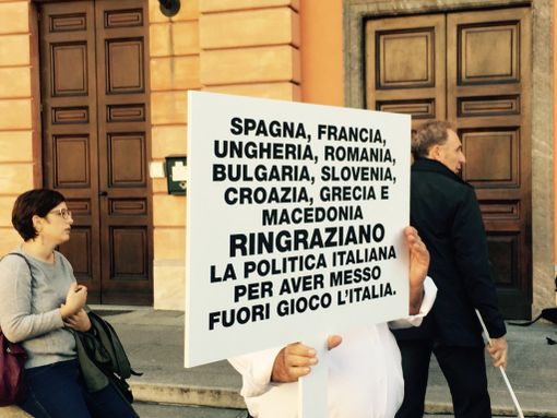 Alba: Piazza Vittorio Veneto occupata da una protesta sulla nuova legge del Tartufo (VIDEO)