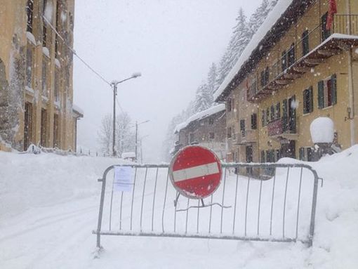 Chiusa la Canosio-Preit, "anche ai pedoni con macchina fotografica". Il sindaco: “I buontemponi che non rispettano le ordinanze possono starsene comodamente a casa”