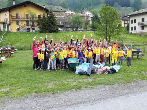 A scuola di sub e di rifiuti: i piccoli di Sampeyre puliscono il lago di Pontechianale A scuola di sub e di rifiuti: i piccoli di Sampeyre puliscono il lago di Pontechianale