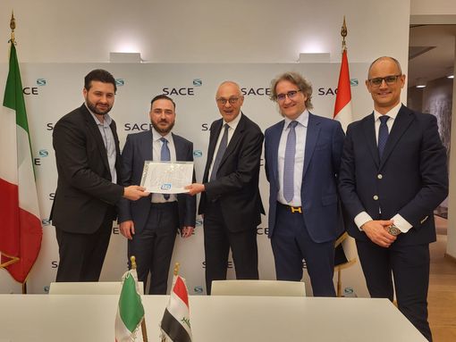 Da sinistra Harajli Rami e Hassan Shamara in rappresentanza del cliente iracheno, Aldo Faccenda (presidente Bottero), Paolo Alberto Sardano (Flat Glass Business Unit Director di Bottero), Alberto Masoero (Flat Glass Business Unit Sales &amp; After Sales Director di Bottero)