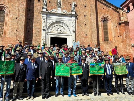 Alpini di Revello: 100 anni di storia e di valori tra gagliardetti e ricordi [FOTO]