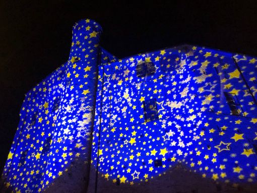 Da Alba a Cuneo, EGEA dà vita ad un racconto luminoso fatto di luci e stelle per festeggiare il Natale della Comunità [FOTO E VIDEO]