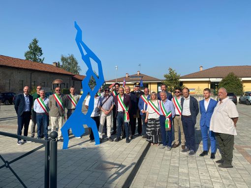 L'installazione lo scorso anno dell'opera "Allegria e Verità" a Scarnafigi