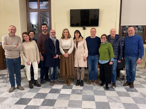 Il Cda della Fondazione Amleto Bertoni: al centro la Castellana Liliana Chiapello, tra Ciaferlin Aurelio Seimandi (quinto da sin.) e la presidente della Fab, Carlotta Giordano (quinta da destra)