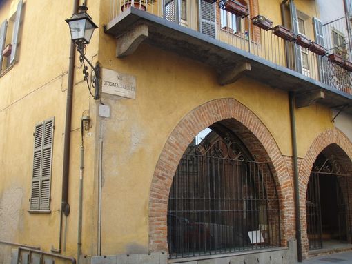 Via Deodata Saluzzo, una delle poche strade della città intitolate ad un personaggio femminile